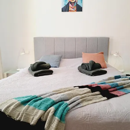 House With Palm Tree Апартаменти