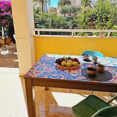 House With Palm Tree Apartman *