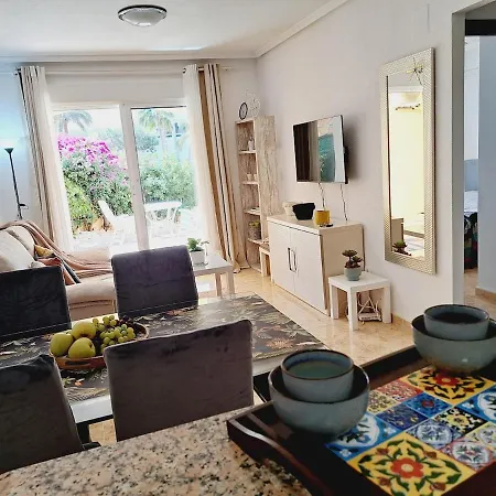 House With Palm Tree Apartman